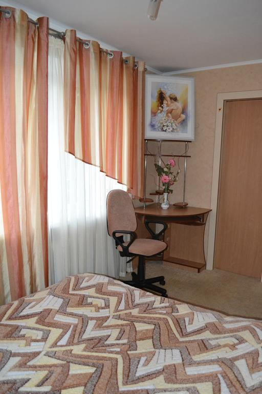 Roses Apartment In The City Center Çernigiv Oda fotoğraf